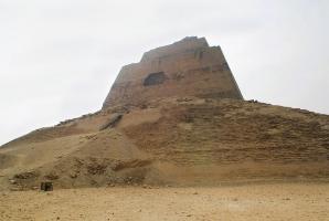 Pyramide de meidoum 1